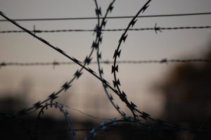 Nożem w brzuch męża. 48-latce grozi 10 lat więzienia