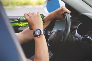 Pijacki rajd w Rzeszowie, auto na ogrodzeniu w Głogowie Młp. i zakupy na „podwójnym gazie” w Żołyni