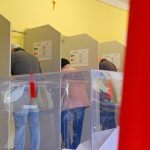 Podkarpacie i Rzeszów z dużą frekwencją. Są incydenty: pogryzienie członka komisji i zgon