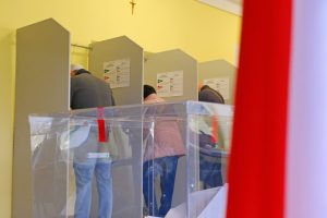 Podkarpacie i Rzeszów z dużą frekwencją. Są incydenty: pogryzienie członka komisji i zgon