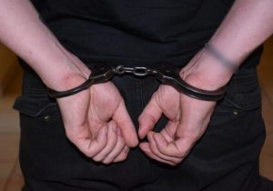 Policjanci złapali "odbieraka" pieniędzy od seniorek. Grozi mu 8 lat więzienia [WIDEO]