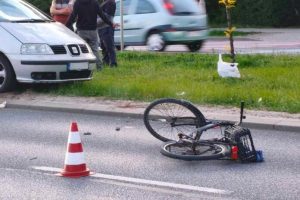 Potrącenie rowerzysty w Rzeszowie. "Samochody przejeżdżały obok. Boli ludzka znieczulica" [ZDJĘCIA]