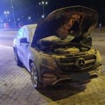 Pożar mercedesa na A4. Zwraca uwagę właściwe użycie gaśnicy