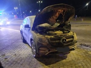 Pożar mercedesa na A4. Zwraca uwagę właściwe użycie gaśnicy