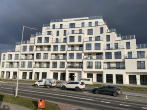 Roczne opóźnienie w przeniesieniu własności mieszkań. Mieszkańcy kontra Hegra Deweloper