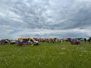 Rośnie tragiczny bilans niedzielnego wypadku podczas zawodów samochodowych na lotnisku w Krośnie