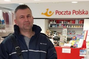 Rzeszowski listonosz uratował 84-latkę. Seniorka dostała emeryturę i padła w drgawkach na podłogę