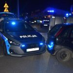 Ucieczka przed policją zakończona na ogrodzeniu. Kierowca miał 2 promile i narkotyki [ZDJĘCIA]