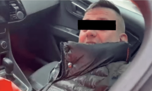 Zatrzymanie obywatelskie pijanego kierowcy w Rzeszowie. Skończył jazdę na słupku, miał przy sobie pistolet