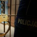 Zażądali zwrotu 120 złotych i pobili mężczyznę tłuczkiem do mięsa. Usłyszeli zarzuty