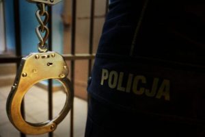 Zażądali zwrotu 120 złotych i pobili mężczyznę tłuczkiem do mięsa. Usłyszeli zarzuty