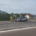 Droga krajowa w stronę Rzeszowa zablokowana. Zderzenie busa z osobówką w Krzemienicy [ZDJĘCIA]