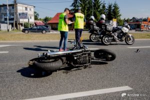Dwaj motocykliści zderzyli się z osobówką. Dwie osoby ranne