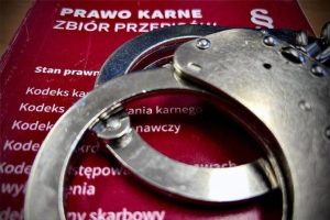 Groził komornikowi, że go zabije. 45-latek dzwonił i wysyłał wiadomości do pracowników sądu