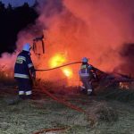 Groźny pożar ciągnika podczas sianokosów. Dramatyczna akcja strażaków