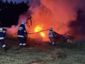 Groźny pożar ciągnika podczas sianokosów. Dramatyczna akcja strażaków