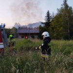 Kilka godzin walki z ogniem w trudnych warunkach. Nocny pożar w Hermanowej