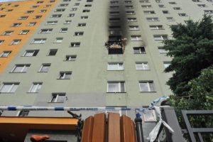 Pożar bloku w Rzeszowie. Nie żyje 14-letnia dziewczynka [ZDJĘCIA]