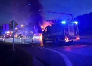 Pożar naczepy na DK19. Odwaga kierowcy zapobiegła rozszerzeniu się ognia