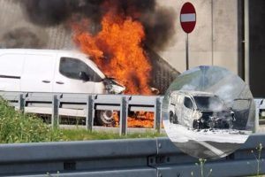 Pożar samochodu przy drodze S19 pod Rzeszowem [ZDJĘCIA]