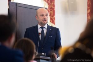 Prezydent Rzeszowa Konrad Fijołek z absolutorium i wotum zaufania. Sesja trwała do późnej nocy