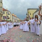 Procesja Bożego Ciała przeszła ulicami Rzeszowa. Tłumy wiernych i poruszające słowa biskupa