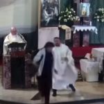 Skandaliczny incydent podczas Bożego Ciała. Doszło do szarpaniny z księdzem [WIDEO]