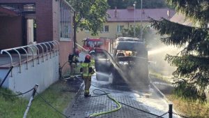 Spłonęła karetka pogotowia przed szpitalem na Podkarpaciu. Na szczęście nikt nie ucierpiał [ZDJĘCIA]