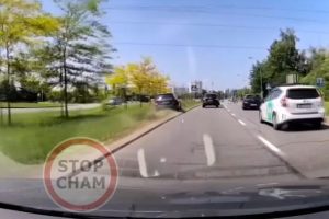 Szaleńczy „rajd” rzeszowską ulicą i pasem zieleni. Było o krok od potrącenia rowerzystów [WIDEO]