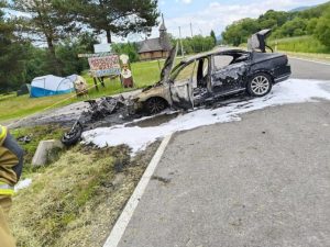 Tragiczny wypadek. Po zderzeniu motocykl i samochód stanęły w płomieniach