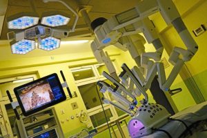 Ukraińscy chirurdzy szkolą się w Rzeszowie. Będą operować robotem da Vinci