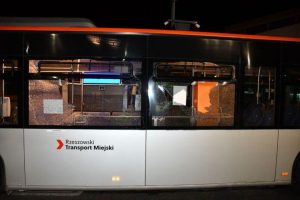 Wandal zdemolował autobus miejski w Rzeszowie. Nagle zaczął wybijać szyby [ZDJĘCIA]