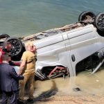 Wyciągnięto samochód, który wpadł do zalewu na Podkarpaciu. Pojazd jest mocno zniszczony [ZDJĘCIA]