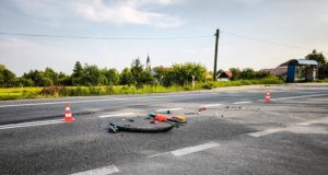 Zderzenie dwóch aut. Ruch wahadłowy w newralgicznym punkcie drogi krajowej nr 28