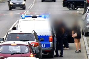 6-miesięczne niemowlę potrzebowało szybkiej pomocy lekarskiej. Do akcji wkroczyła policja [WIDEO]
