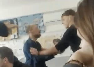 Bójka z uczniami, zarzuty i ucieczka. Nauczyciel nie stawił się na przesłuchanie