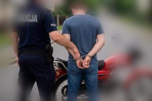 Groził rodzinie i miał przy sobie niebezpieczne narzędzia. Uciekał przed policją kompletnie pijany