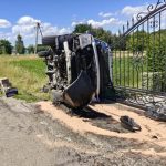 Groźne zdarzenie. Dostawczy bus sunął na boku aż zatrzymał się na ogrodzeniu prywatnej posesji