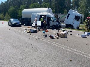 Groźnie wyglądający wypadek na mieleckiej obwodnicy. Bus zderzył się z cysterną