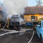 Kamper stanął w płomieniach. Strażacy uratowali warsztat przed ogniem [ZDJĘCIA]