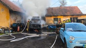 Kamper stanął w płomieniach. Strażacy uratowali warsztat przed ogniem [ZDJĘCIA]