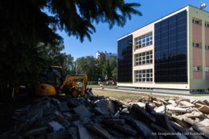 Koniec z betonowymi boiskami! Prawie 10 tysięcy metrów zieleni do końca wakacji