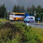 Niebezpieczne zdarzenie w Rzeszowie. Autobus po zderzeniu przejechał przez środek ronda [ZDJĘCIA]