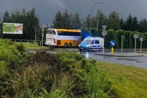 Niebezpieczne zdarzenie w Rzeszowie. Autobus po zderzeniu przejechał przez środek ronda [ZDJĘCIA]