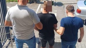 Nocny atak maczetą. 33-latek zniszczył trzy samochody i trafił do aresztu