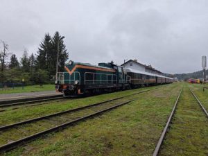 Odrestaurowany pociąg Retro Express Bieszczady wyruszył w pierwszą podróż tego sezonu