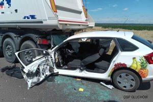 Poważny wypadek na DK94. Kierowca zakleszczony w aucie po zderzeniu z ciężarówką [ZDJĘCIA]