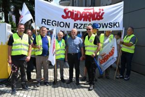 Pracownicy PGE Dystrybucja Rzeszów do zwolnienia. „Solidarność” protestuje i grozi strajkiem [ZDJĘCIA]