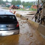 Samochód utknął w błocie pod wiaduktem S19. Interweniowali strażacy [ZDJĘCIA]