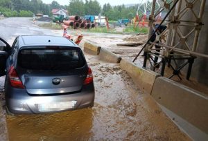 Samochód utknął w błocie pod wiaduktem S19. Interweniowali strażacy [ZDJĘCIA]